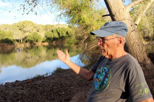 El holandés Nagle, presidente de la asociación de Los Amigos del Río San Pedro, se encuentra en un estanque cerca  de la de San Pedro. El río corre hacia el norte desde su nacimiento en el norte de México hasta su confluencia con el Río Gila cerca de Winkelman, Arizona. 