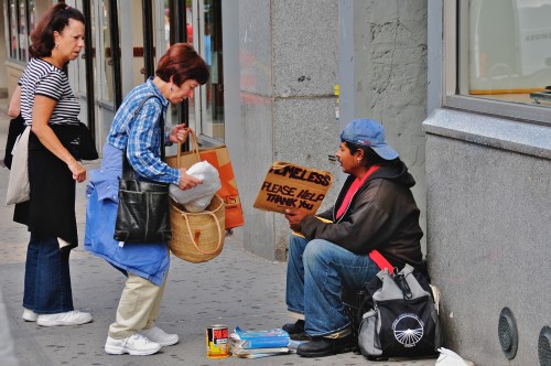 "Helping the homeless" by Ed Yourdon from New York City, USA - Helping the homelessUploaded by Gary Dee. Licensed under Creative Commons Attribution-Share Alike 2.0 via Wikimedia Commons.