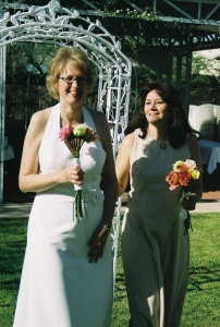 Angela Soto y Linda Dols celebraron su primera ceremonia de compromiso el 8 de abril del 2006, en Tucson. Su segunda ceremonia el 13 de noviembre marcará su unión legal tras la nueva resolución de Arizona que permite el matrimonio entre personas del mismo sexo. Foto por Cheryl Smith / Cortesía de Angela Soto.