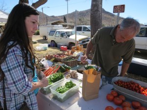 Jack Lemons assists a customer at the Bisbee Farmers Market (Photo by: Kaleigh Shufeldt / Arizona Sonora News 