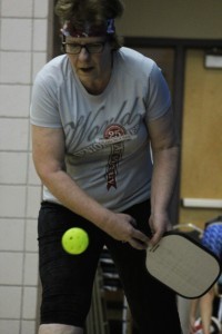 Sue Anderson, 61 años, se enfoca en devolver la pelota durante un juego de pickleball el domingo, 8 de marzo, 2015 en el YMCA del noreste de Tucson, Arizona. Anderson se unió al equipo después de ver un folleto en el gimnasio.