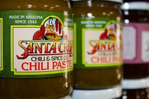 Pasta de “chili” de la compañía Santa Cruz Chili & Spice Co en Tumacacori, Az. Reciben todos sus chiles de la granja de Ed Curry. Fotografía por Gareth  Farrel/Arizona Sonora News Service
