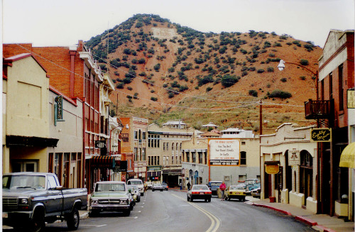 Courtesy of Wikipedia
Bisbee, a town with only 13 sworn officers, has 4.15 handguns per sworn officer. 