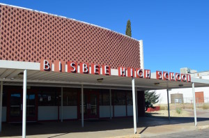 Fuera de la escuela secundaria Bisbee High School. Fotografía por Shannon Higgins/Arizona Sonora News Service