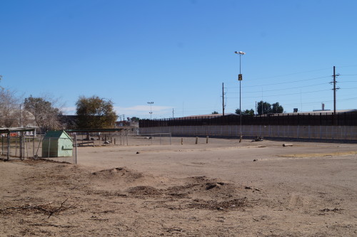 Lo único que ocupa el campo de béisbol del parque Friendship Park, seis años después de que el gobierno federal lo reclamara, es un bote de basura verde. Fotografía por Ashley McGowan/Arizona Sonora News Service