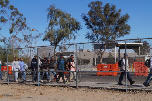 Las filas  largas en el puerto de entrada de San Luis dificultan la vida de los trabajadores mexicanos