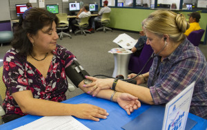 Leticia B., a librarian at the Sam Lena-South Tucson Library, has her blood pressure checked by Library Nurse Debra Osborne. (Photo by: Jordan Glenn/El Independiente) 
