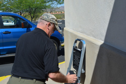 Garry Lawrence picking up his ladder (Photo by: Zach Armenta/ Arizona Sonora News)