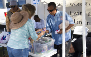 People pick up their baggy that has things they can use in the shower. (Photo by: Jordan Glenn/El Independiente)