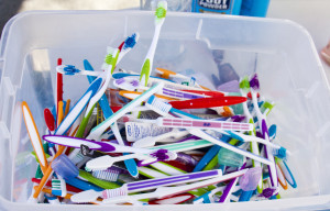 Fresh toothbrushes that people using the shower shuttle are provided with. (Photo by: Jordan Glenn/El Independiente)