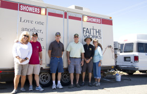 The volunteers stand outside the shower shuttle. (Photo by: Jordan Glenn/El Independiente)