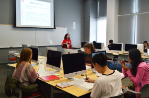 Lisa Carotenuto teaches students at the UA's Think Tank SAT prep tutoring session. Photo by Shannon Higgins/Arizona Sonora News