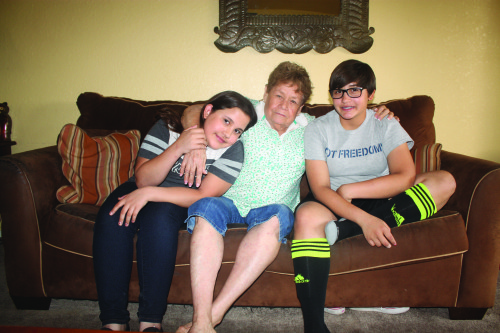 Aunque muchos abuelos enfrentan el reto de criar a sus nietos, la familia Jasso es un ejemplo en Tucson.