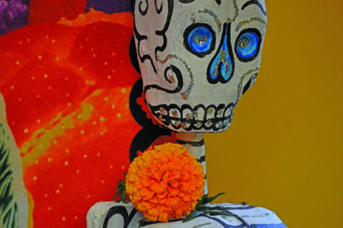 Una flor cempasúchil adorna una calavera tradicional del Día de los Muertos en un altar para el departamento de Estudios Latinoamericanos en la Universidad de Arizona. (Foto de Emily Ellis)
