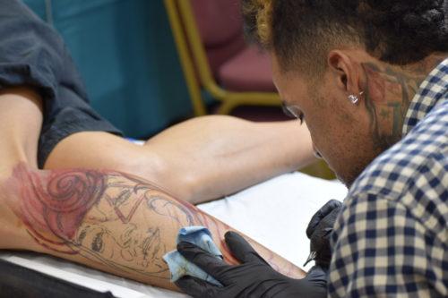 Anthony Michaels tattooing John Cismas. (Photo by Loc Tran/Arizona Sonora News Service)
