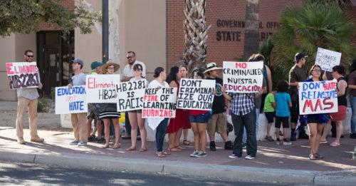 Un grupo de participantes en la manifestación se alinea mostrando sus carteles contra la ley  HB2281 el lunes 26 de junio de 2017. Foto: Cortesía de Simon Asher / Daily Wildcat.