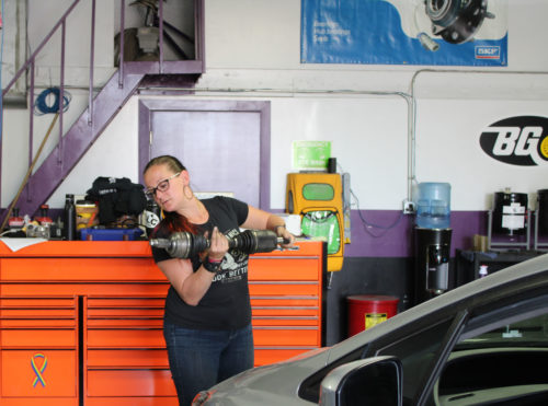 Bogi Latiener teaches a car care workshop in Phoenix. (Photo by Lauren Whetzel/Arizona Sonora News Service).
