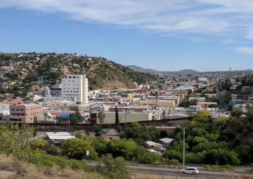 The border fence separates the sister cities of Nogales, Ariz. and Nogales, Son. (Photo: Genesis Lara/Arizona Sonora News)