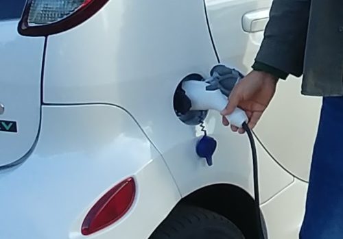Plugging Electric cars (Photo by Octavio Lopez/ Arizona Sonora News Service)