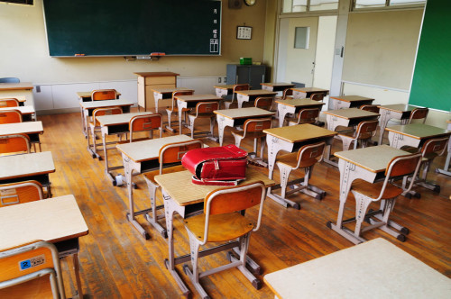 Los administradores escolares le dicen al gobernador: Busque de dónde reducir costos