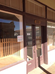 An empty store for lease on Allen Street. (Photo by: Kaleigh Shufeldt/Arizona Sonora News) 