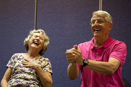 Gail Lawley, a la izquierda, se ríe con Hank Mosser a la derecha, durante una clase de

Yoga de la Risa en Tucson, Arizona el día martes 3 de febrero, 2015. Mosser está atrapando una pelota imaginaria con sus 

manos durante un ejercicio de la risa. Fotografía por Noelle Haro-Gomez.