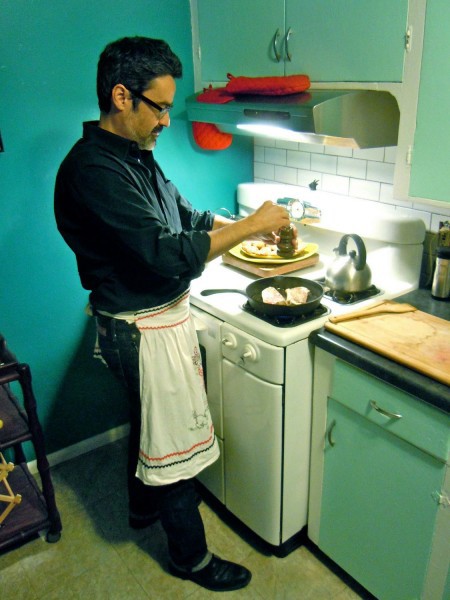 Tom Moore, esposo de Laura Kepner­Adney, prepara filetes de bistec en su casa en Tucson, Arizona. Foto proporcionada por Laura Kepner­Adney