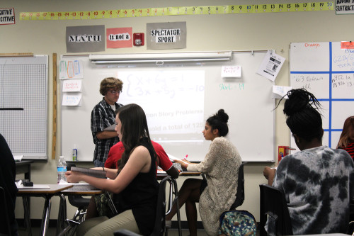 Estudiantes resolviendo una ecuación durante una actividad en la pizarra. (Fotografía tomada por Lexus Scott/Arizona Sonora News Service)                                                    