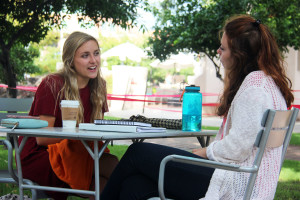 Sydney Reed y Samantha Jones, estudiantes de la Universidad de Arizona. (Fotografía por Sara Pelfini/Arizona Sonora News Service)