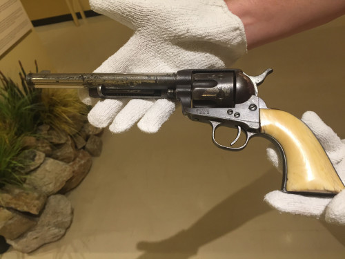 La pistola de Wyatt Earp en exhibición en el Museo de Historia de Arizona (Fotografía por Zachary Pleeter/Arizona Sonora News Service). 