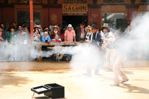 Los Vigilantes de Tombstone presentan su histórico y divertido espectáculo de armas el sábado del Helldorado. El incidente del tiroteo ocurrió el día siguiente.  (Fotografía por Emily Lai/Arizona Sonora News)
