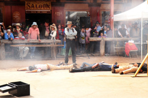 Los actores Vigilantes se hacen los muertos durante la actuación teatral de una balacera, durante el festival de los Días del Helldorado, sábado 17 de octubre de 2015. (Fotografía por Emily Lai/Arizona Sonora News)  