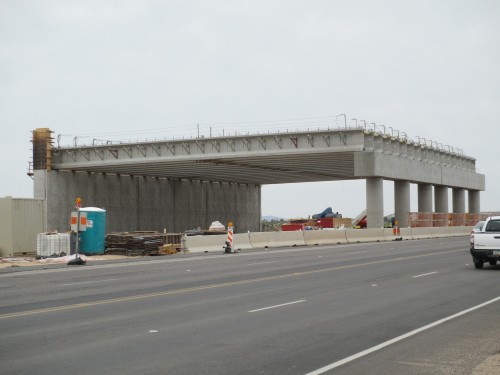 La construcción para extender la Calle Oracle a seis carriles también incluye la construcción de dos cruces para la fauna silvestre. El puente, de 150 pies de ancho, pasa por encima del hito kilométrico 84.8. Todas las fotografías son cortesía de la Coalición de la Protección del Desierto de Sonora.