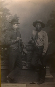 Una imagen  en exposición en el Museo Histórico de Arizona de dos hombres chinos no identificados en 1890. Cortesía de la Sociedad Histórica de Arizona.