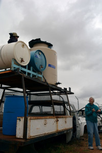 Los voluntarios de Humane Borders, John y Diane Hoelte, transfieren aproximadamente 280 galones de agua a los tanques de almacenamiento en Sásabe, Sonora. El Grupo Beta de Sásabe, usa el agua para ofrecer ayuda humanitaria a los migrantes cerca de la frontera. (Fotografía por Jorge Encinas /  Arizona Sonora News Service)