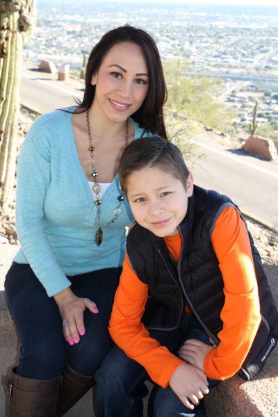 Jeanette Federico, una madre soltera que asiste la Universidad de Phoenix, con su hijo.