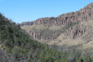 Una gran cantidad de robles llenan el valle debajo de las formaciones de piedras excepcionales.