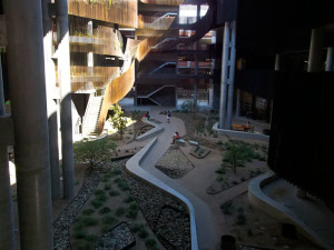 ENR2, el edificio más nuevo y más vverde en la Universidad de Arizona que evoca imágenes de cañón con sus plantas y su diseño. 