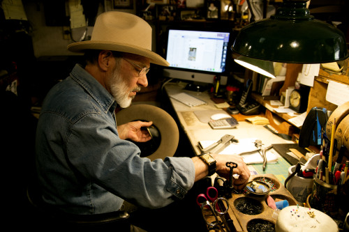 S. Grant Sergot, un sombrerero de Bisbee, trabaja en un sombrero tipo fedora para un cliente, confeccionando un ojete en la correa de cuero que hace que el sombrero no salga volando con el viento. Fotografía por Karen Schaffner/un servicio de Arizona Sonora News.