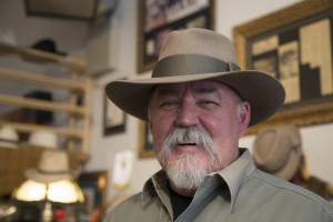 Bill McKay de Sierra Vista está contento con su nuevo sombrero tipo fedora, el cual se compró para su cumpleaños número 60. Comentó que el sombrerero S. Grant Sergot bateó un “jonrón” con dicho sombrero. Fotografía por Karen Schaffner/un servicio de Arizona Sonora News Service.