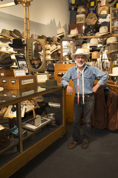 S. Grant Sergot es un sombrerero y dueño de Optimo Custom Hatworks en Bisbee. Hay dos tiendas de sombreros personalizados en Arizona, Optimo en Bisbee y Watson’s Hat Shop en Cave Creek. Fotografía por Karen Schaffner/un servicio de Arizona Sonora News.