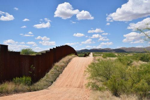 “La valla fronteriza de los EE.UU. con México se extiende a través de Altar Valley cerca de Baboquivari Mountains en el área donde Arizona Border Recon acampa en busca de individuos que intenten cruzar la frontera. (Foto: Kendal Blust/Arizona Sonora News)"