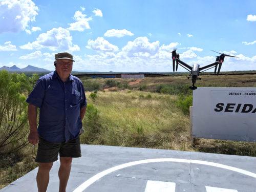 Glenn Spencer posa para un retrato con uno de sus aviones teledirigidos el 20 de septiembre. Spencer vive en un rancho al sur de Sierra Vista que choca contra los EE. UU. - frontera con México. Foto por: Erik Kolsrud / Arizona Sonora News